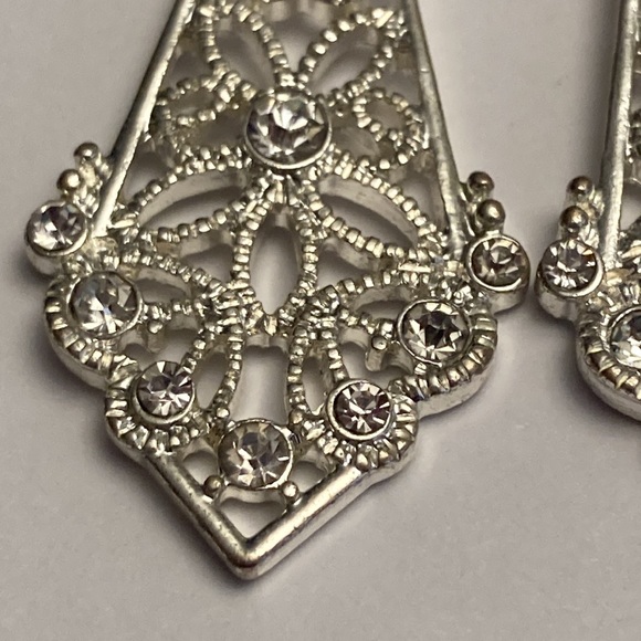 Silver Tone Metal Openwork Flower Floral Earrings - Picture 4 of 14